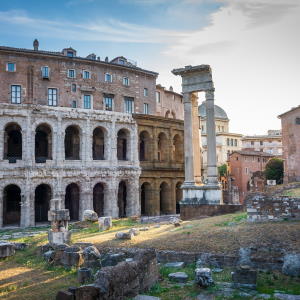 Casas construídas sobre teatro romano